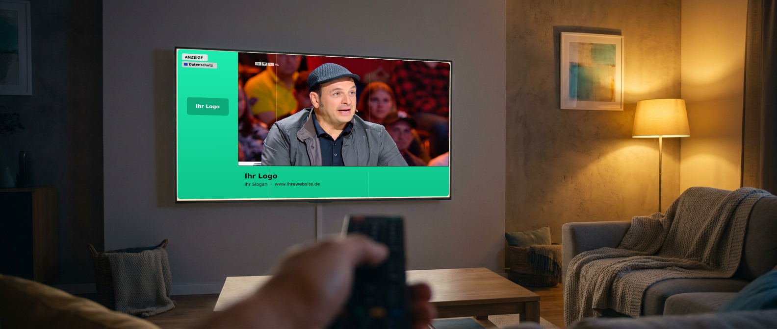 Blick auf einen Fernseher im Wohnzimmer, auf dem der Switch-In-Banner im laufenden Programm erscheint